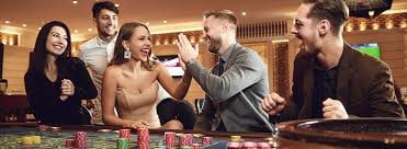 Interface live casino wwtoto di smartphone menampilkan meja roulette dengan dealer